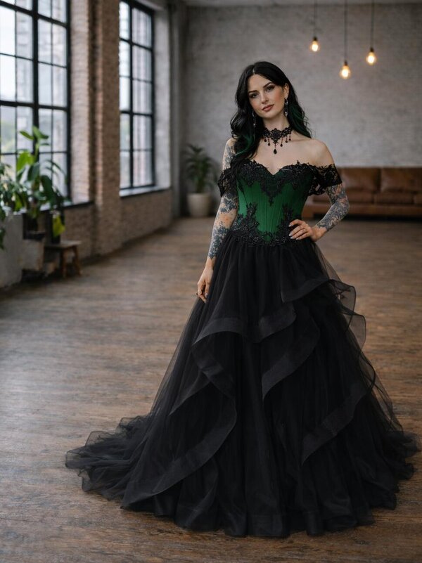 Brautkleid_grün_schwarz_Volants_Gothichochzeit