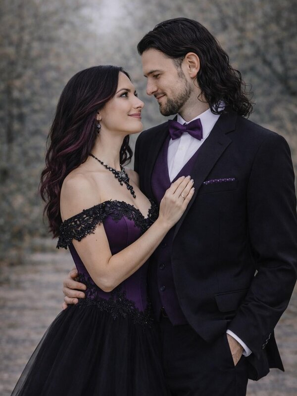 Anzug_schwarz_lila_Mittelalter_Hochzeit